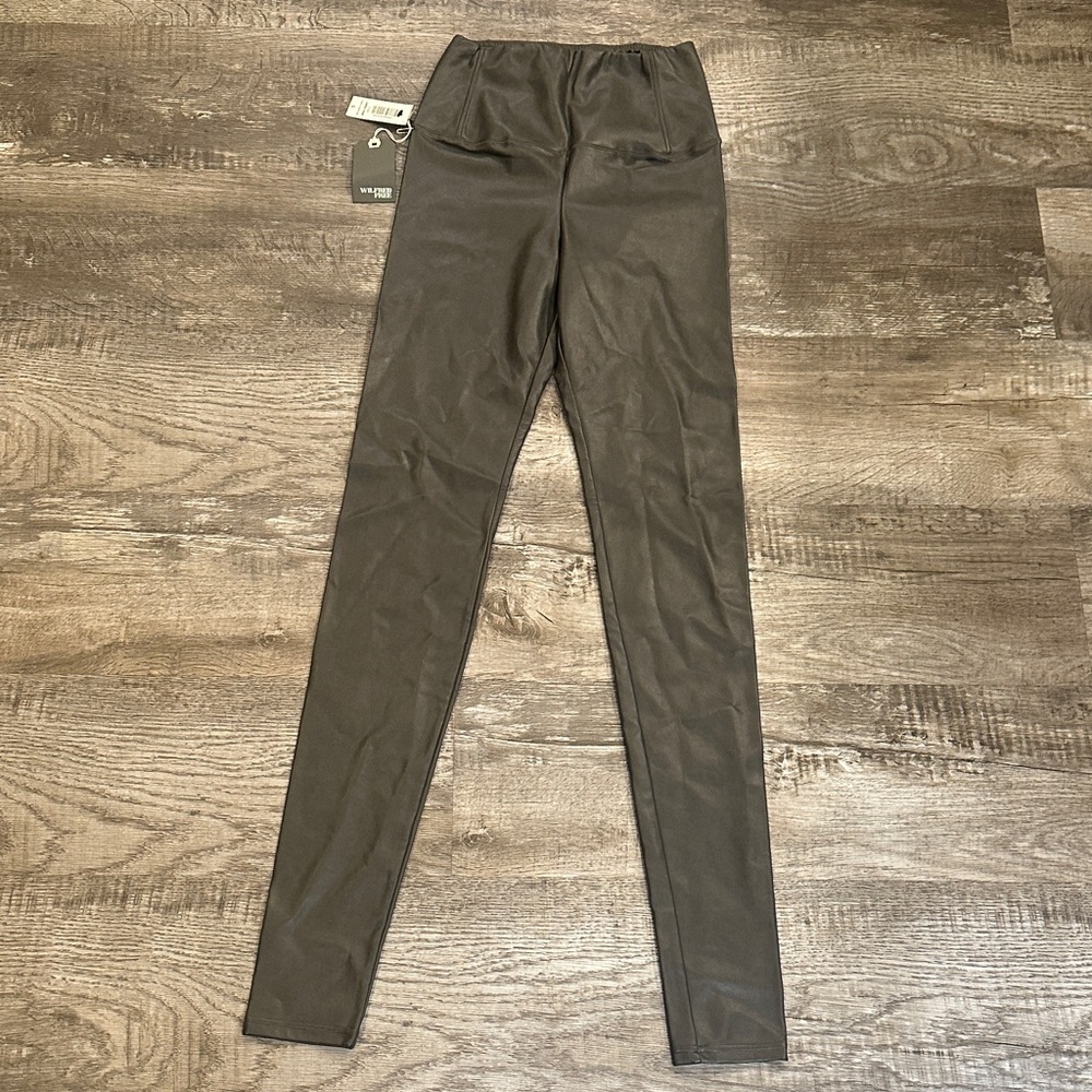 Aritzia's Wilfred Free NWT Small Daria Pants -Faux Leather‎ Leggings in Charcoal